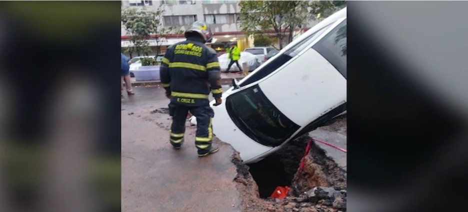 Auto cae en enorme socavón frente al IMSS en Tlatelolco