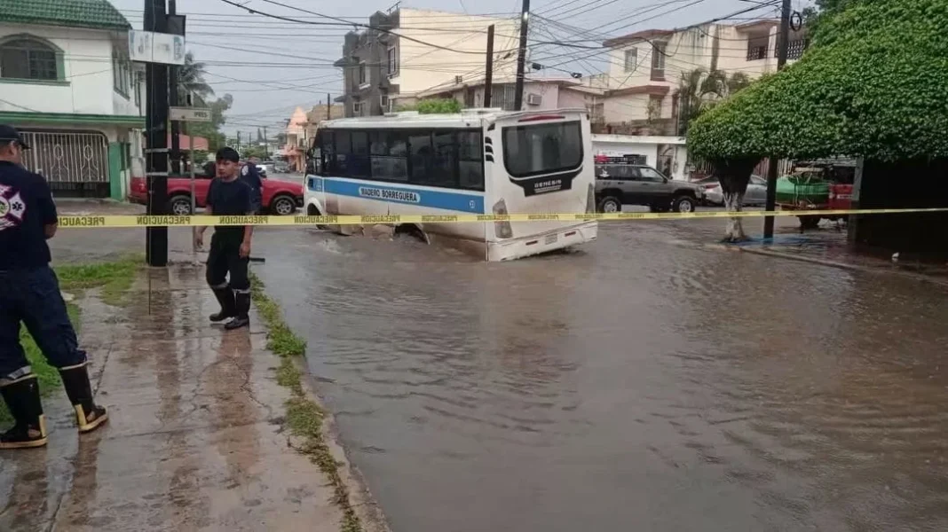 Autobús de la ruta Madero-Borreguera queda atrapado al colapsar boca de tormenta