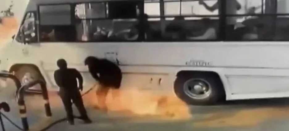 Captan flamazo a combi con pasajeros mientras cargaba combustible en gasolinera de Ecatepec