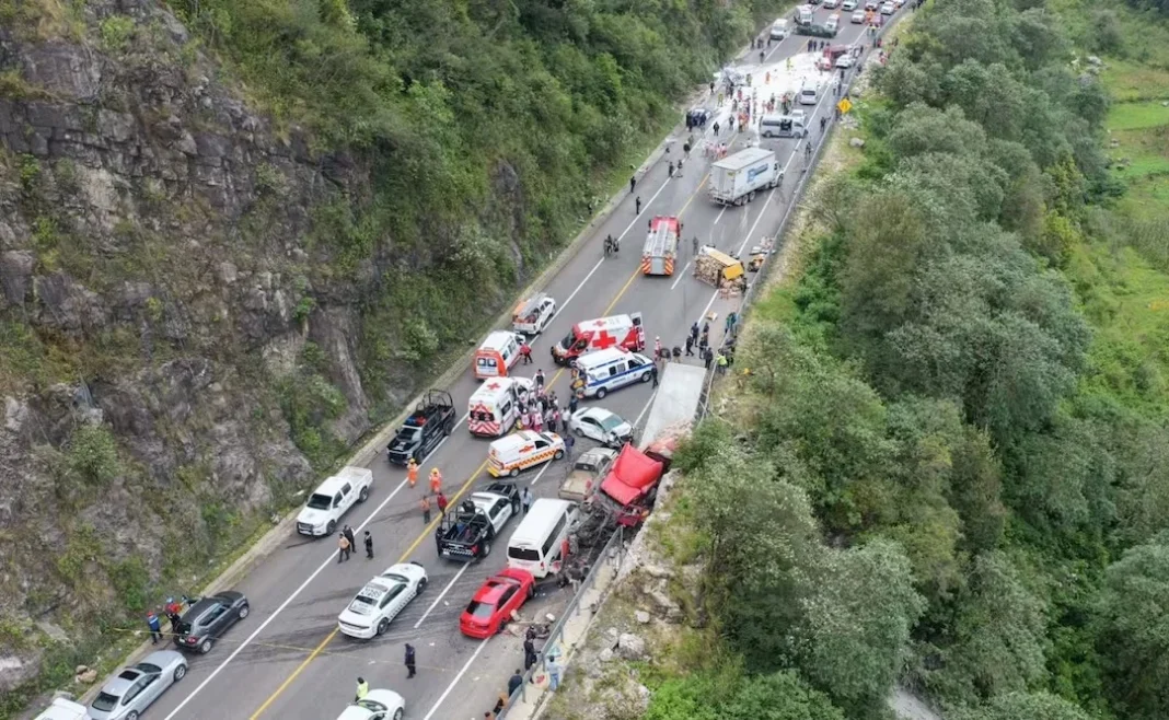 Carambola en carretera de Chiapas deja dos muertos y 14 lesionados