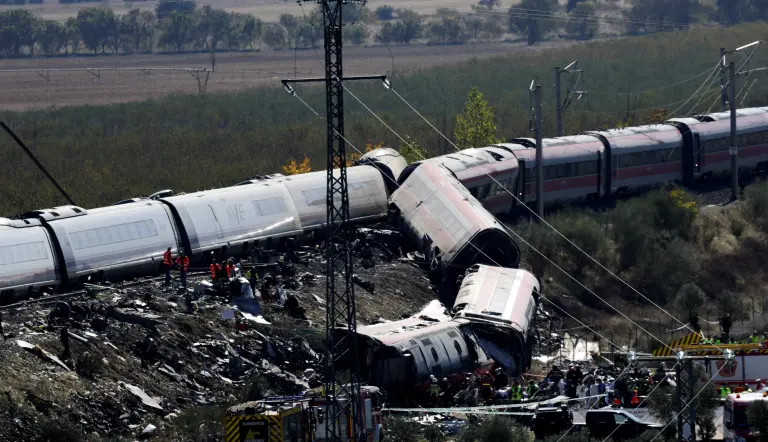 Choque de trenes en España deja más de 60 muertos y decenas de heridos
