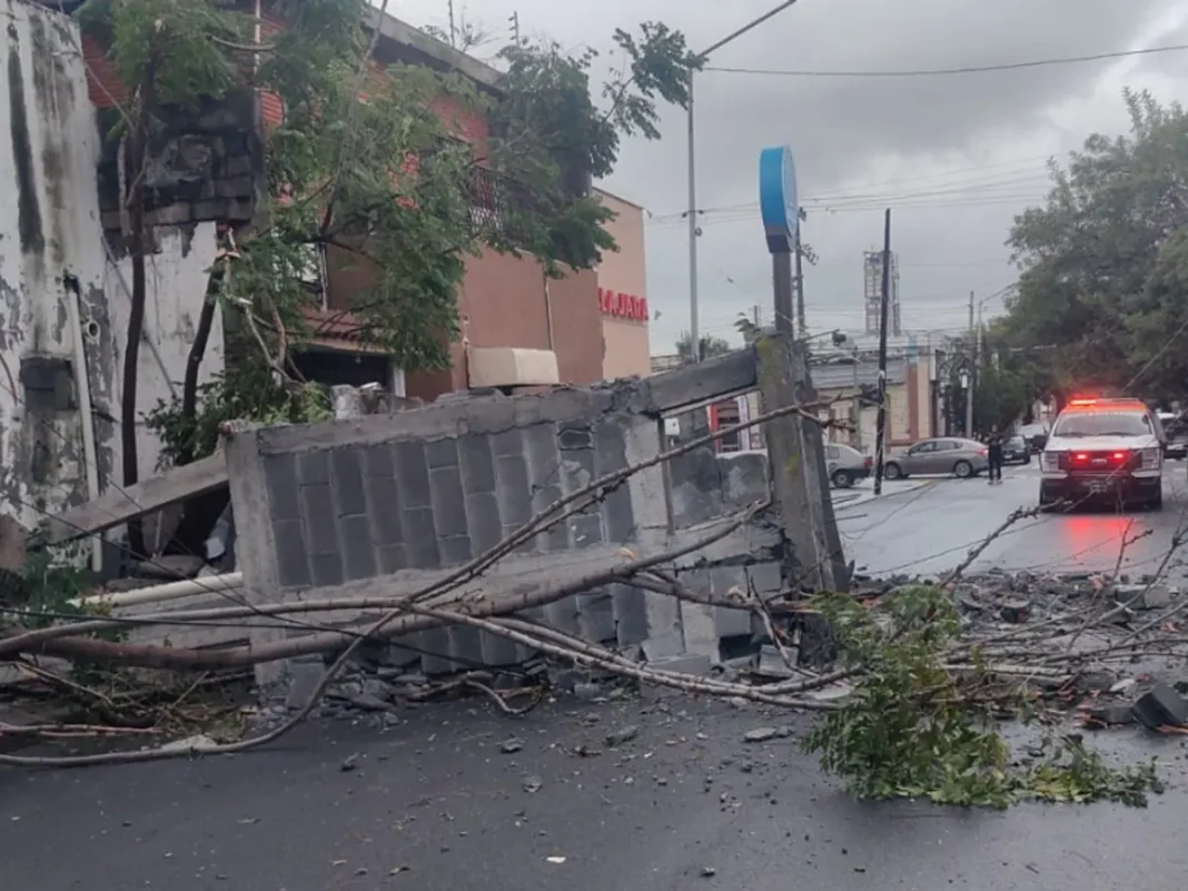 Colapsa fachada de una vivienda