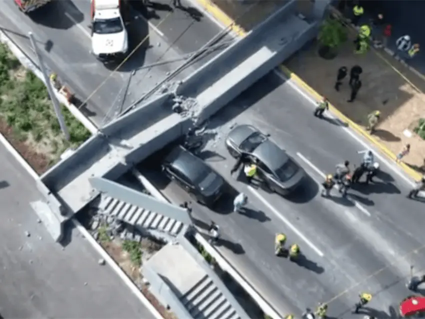 Colapsa puente peatonal en Monterrey tras ser golpeado por maquinaria del Metro