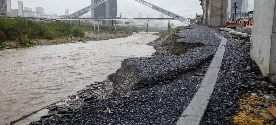 Deslave afecta tramo del Parque Lineal tras fuertes lluvias en Monterrey