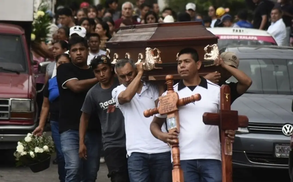Despiden a Joselyn, joven que murió durante inundación en tienda de Xalapa
