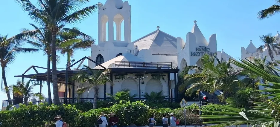 FGR asegura Terraza Valentino’s en Mazatlán por la desaparición de Carlos Emilio