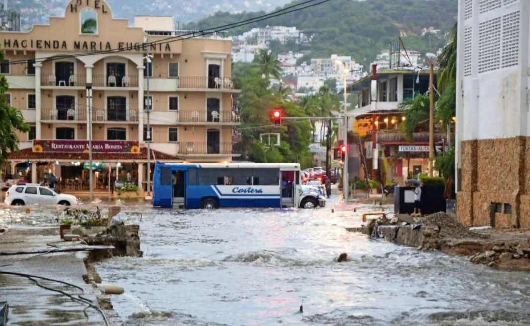 Huracán Simón provoca inundaciones en Acapulco