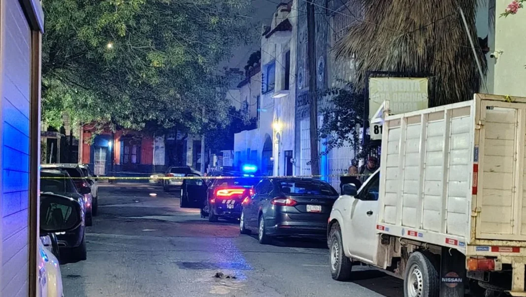 Investigan muerte de guardia de seguridad privada localizado en el centro de Monterrey