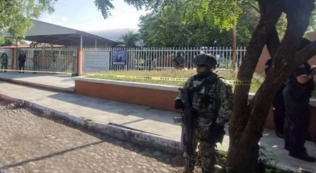 Investigan presunta presencia de arma de fuego en secundaria de Tecomán