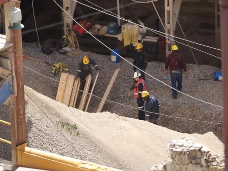 Mueren dos trabajadores sepultados por material dentro de una mina en Pachuca