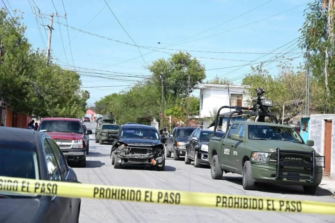 Patrulla militar choca contra camioneta particular tras circular en sentido contrario en Nuevo Laredo