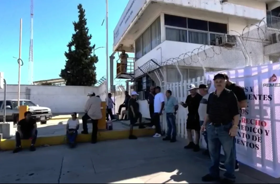 Pensionados de Pemex realizan protesta en Nogales