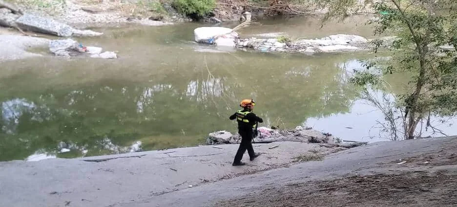 Reanudan búsqueda de hombre de 27 años arrastrado por la corriente en Monterrey