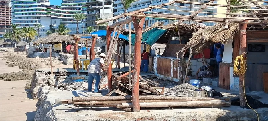 Restaurantes de Mazatlán afectados por fuerte oleaje podrán acceder a créditos