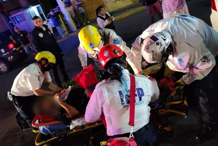 Socorristas prestan auxilio a un masculino tras colisión vehicular al sur de Morelia