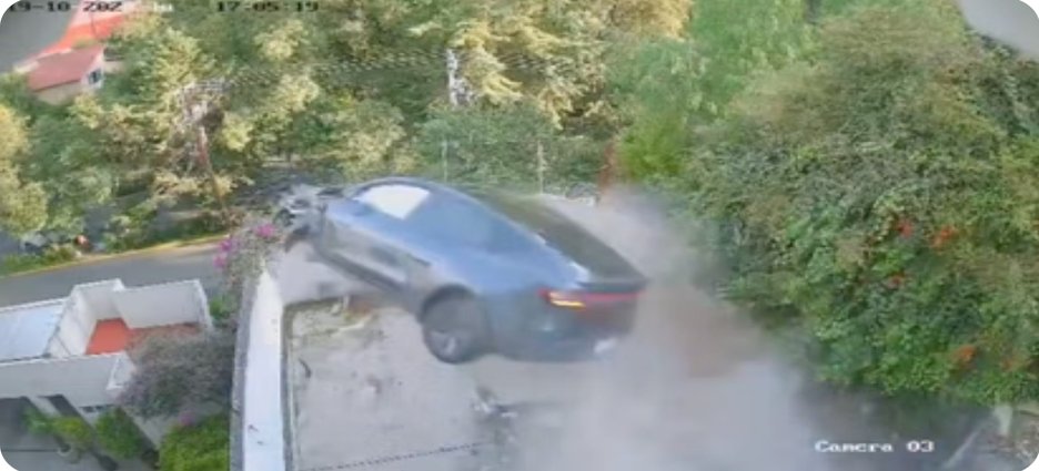 Tesla sale volando, atraviesa una casa y termina en otra calle en CDMX