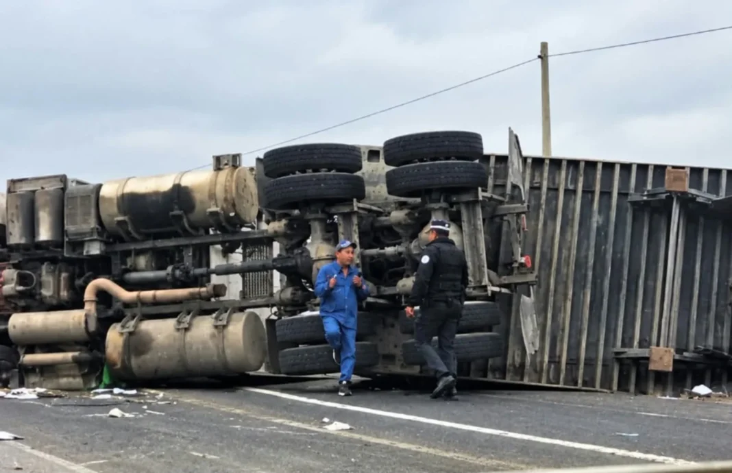 Tráiler vuelca en la carretera